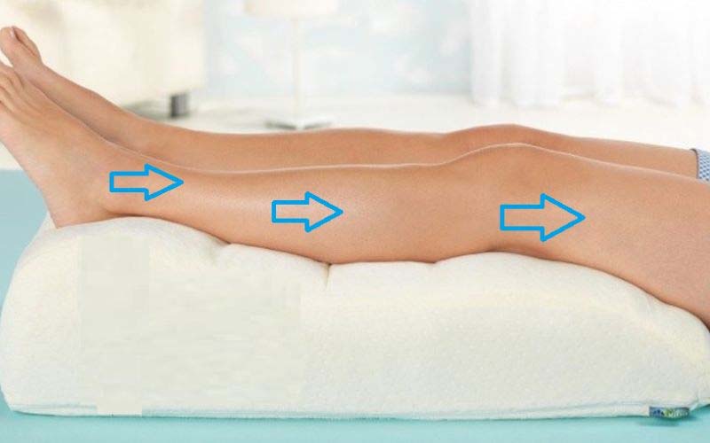 Nâng cao chân trên đệm để giảm sưng, giảm cảm giác nặng nề