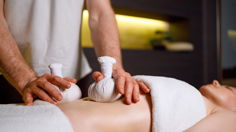 Massage bụng bằng muối nóng