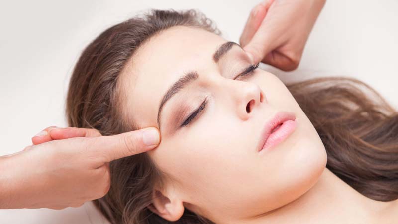 Bấm huyệt Tình Minh kết hợp massage thư giãn mắt