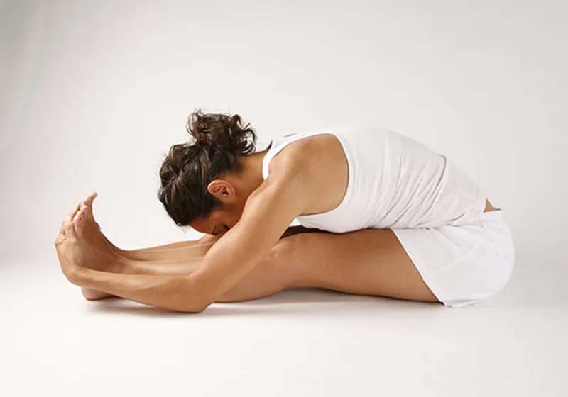 Bài tập tư thế ngồi gập giúp toàn bộ cơ thể nhất là vùng lưng được kéo giãn tối đa