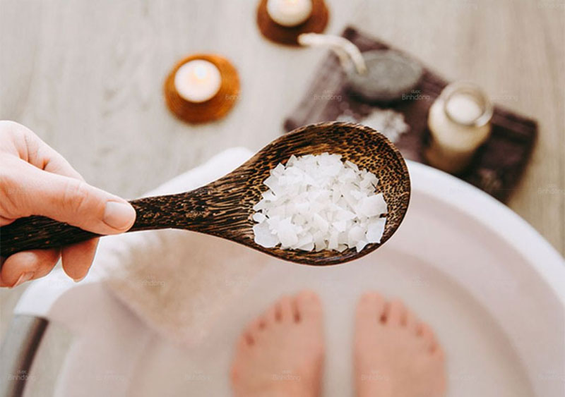 Ngâm chân với muối đơn giản mà hiệu quả