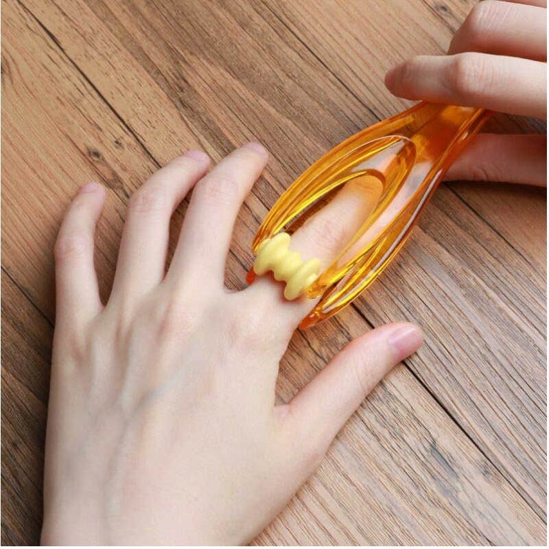 Massage tay với dụng cụ massage chuyên dụng