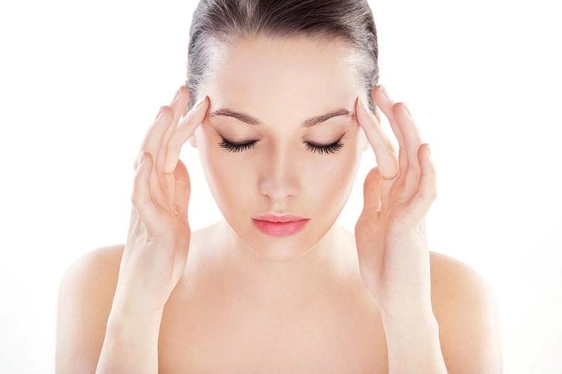 Bấm huyệt Ty Trúc Không với kỹ thuật đơn giản nhưng chính xác