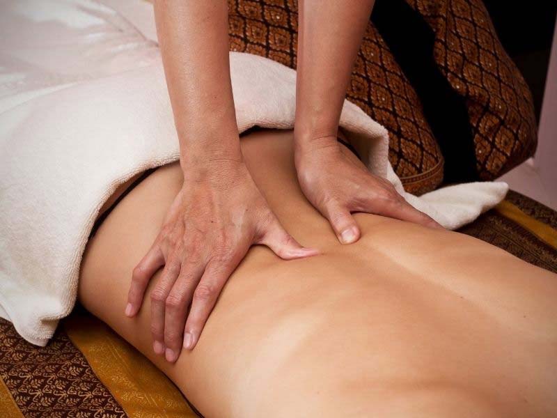 Massage lưng dưới kèm chế độ sinh hoạt lành mạnh tại nhà