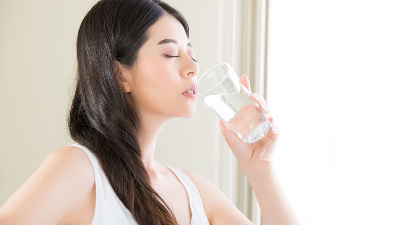 Uống đủ từ 2-2.5 lít mỗi ngày
