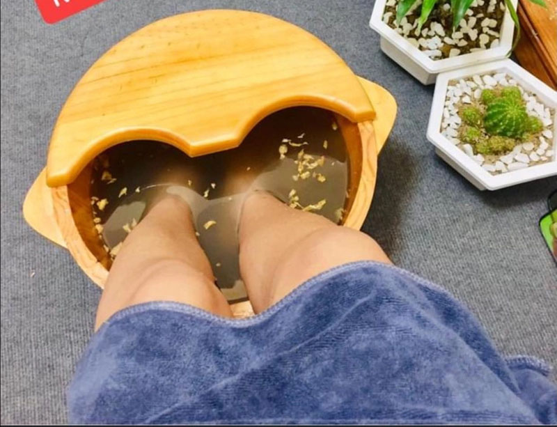 Ngâm chân với muối gừng là bài thuốc dân gian hiệu quả chữa tê lòng bàn chân
