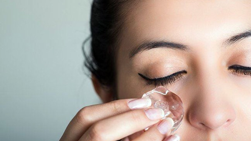 Cách massage mắt khi mỏi với đá lạnh