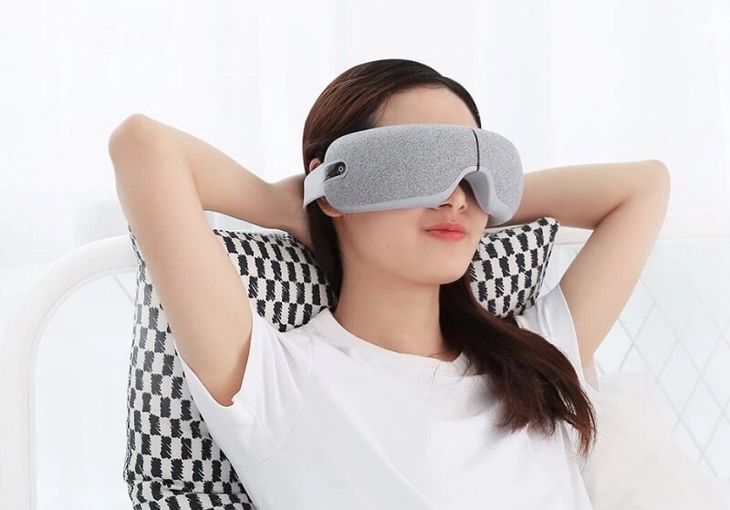 Sử dụng máy massage mắt hiện đại và tiện lợi