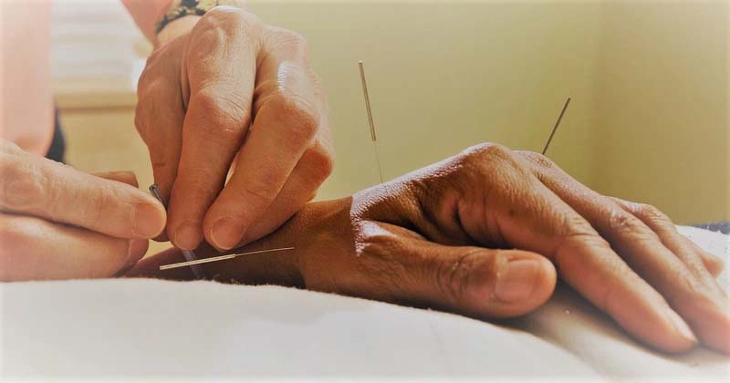 Châm cứu huyệt Trung Xung tại địa chỉ Đông y uy tín