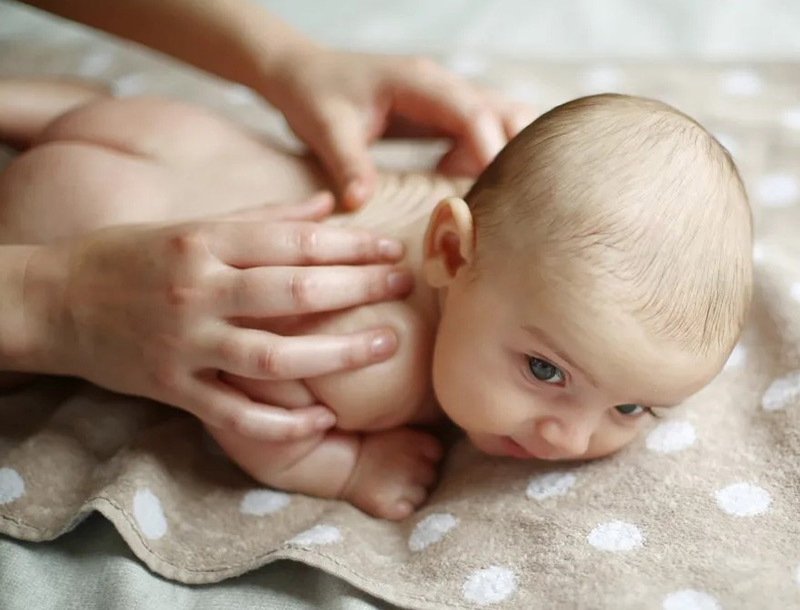 Massage lưng cho trẻ sơ sinh