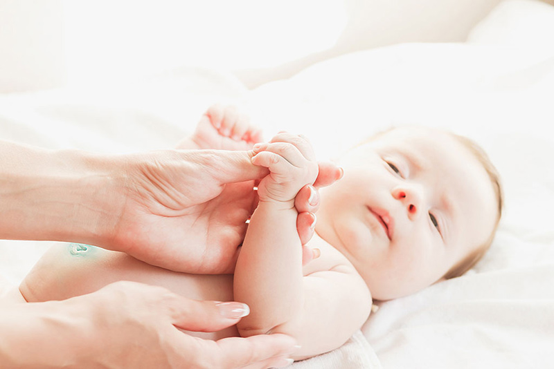 Cách massage tay cho bé