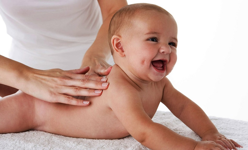 Các tác động vuốt ve giúp bé phát triển thần kinh toàn diện