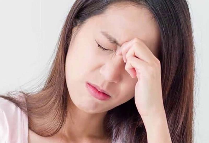 Hình ảnh huyệt Toản Trúc nằm ngay đầu lông mày