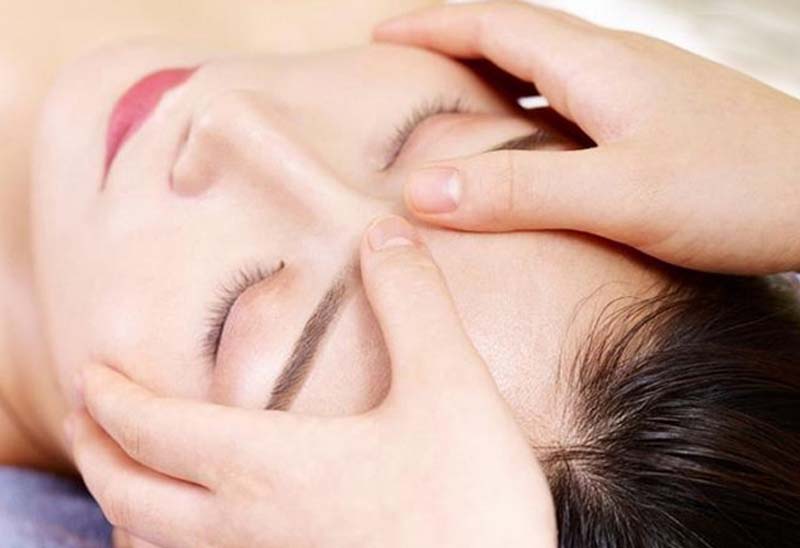 Thao tác bấm huyệt Toản Trúc nhẹ nhàng tại nhà