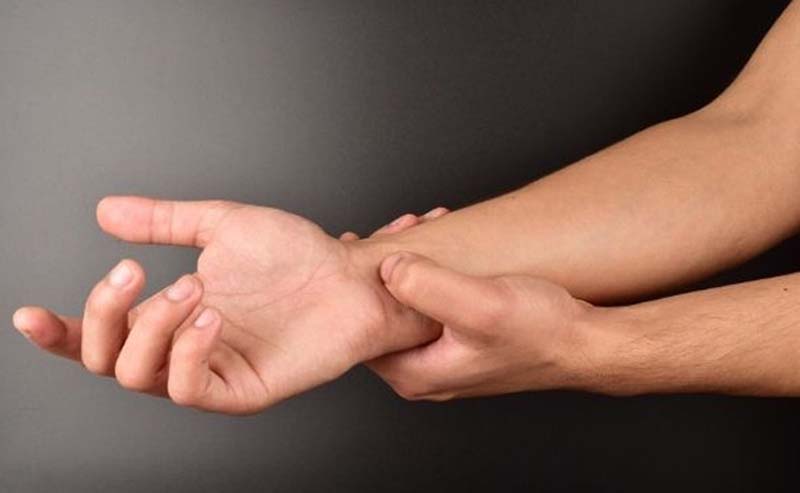 Bấm huyệt Thần Môn với lực vừa phải