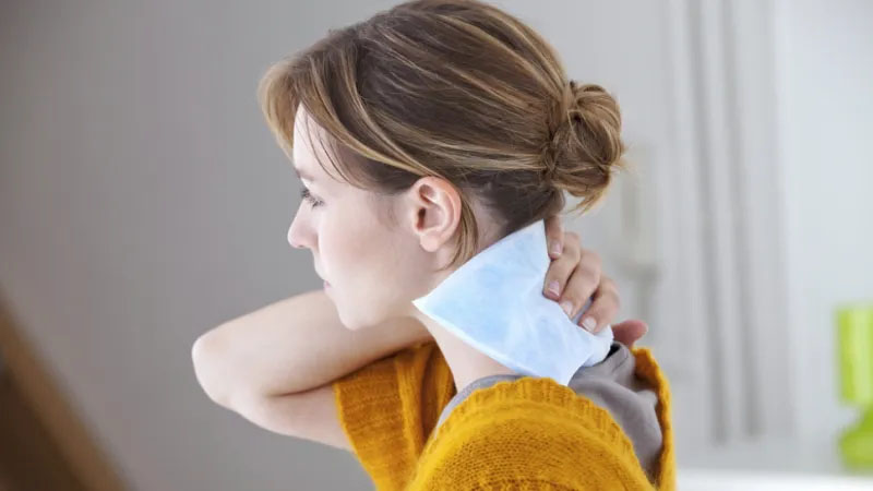 Chườm nóng lạnh áp dụng cho tình trạng thoát vị nhẹ