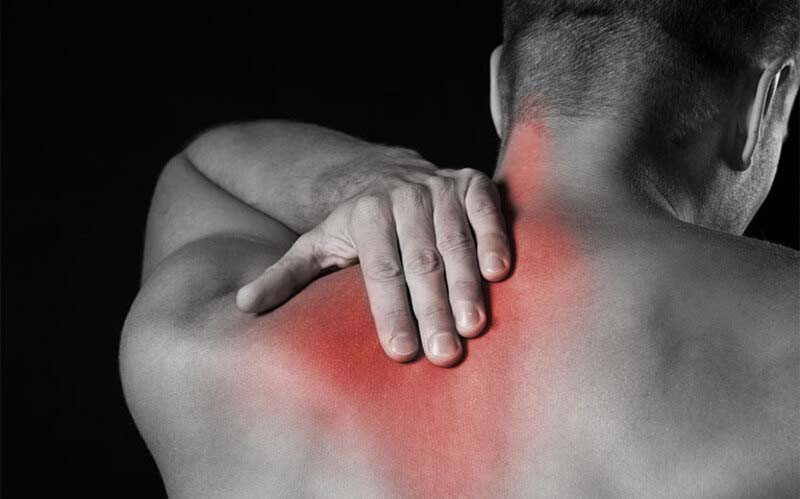 Khi bị đau vai trái, người bệnh sẽ bị đau nhức, cứng khớp, tê bì thậm chí ngứa ran