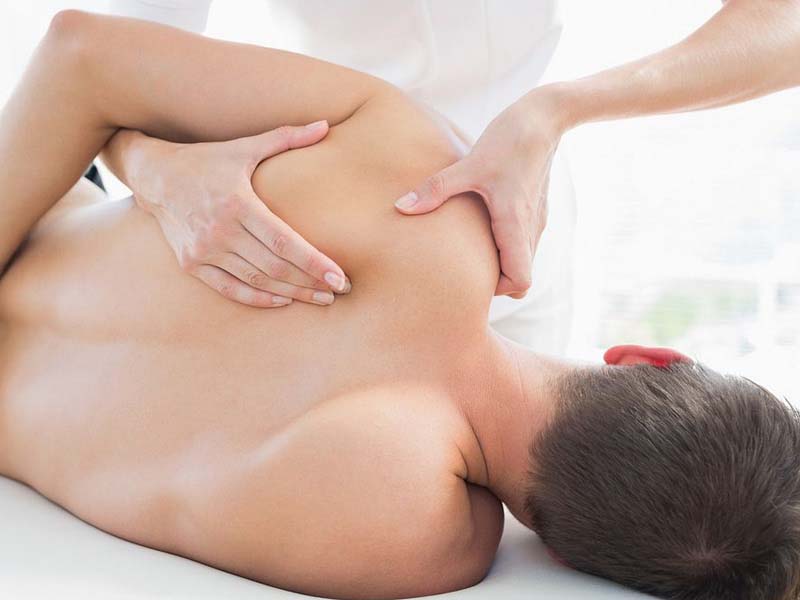 Thực hiện vật lý trị liệu có thể hỗ trợ giảm đau vai lâu dài