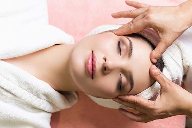 Massage huyệt Thái Dương với thao tác nhịp nhàng