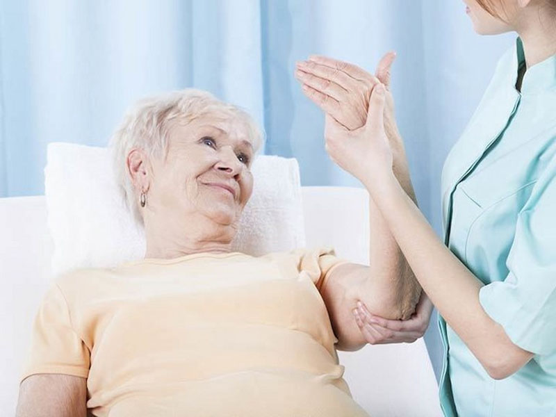 Lưu ý cách xoa bóp chân tay cho người già 