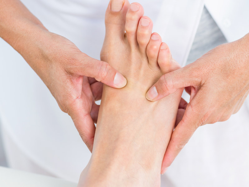 Cách bấm huyệt Hành Gian đúng chuẩn