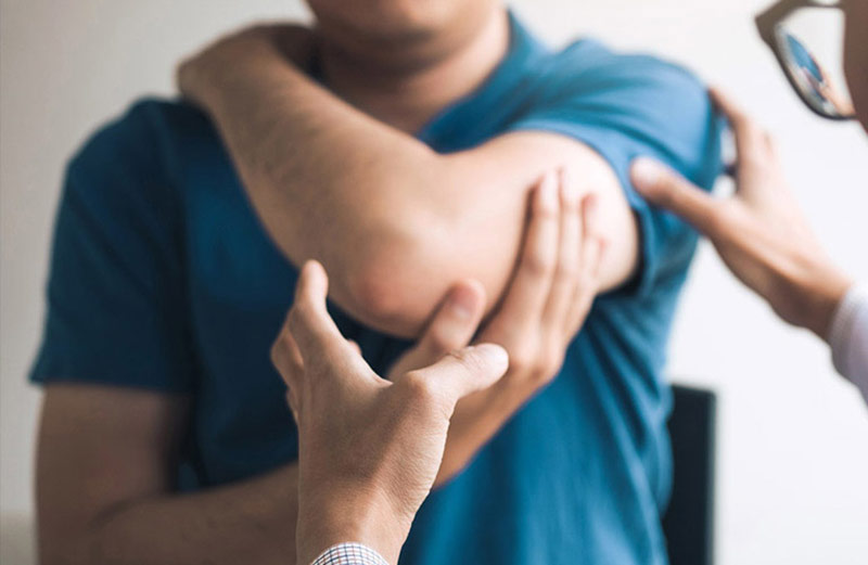 Bấm huyệt giúp giảm đau, cải thiện vận động vùng vai, tay, cổ