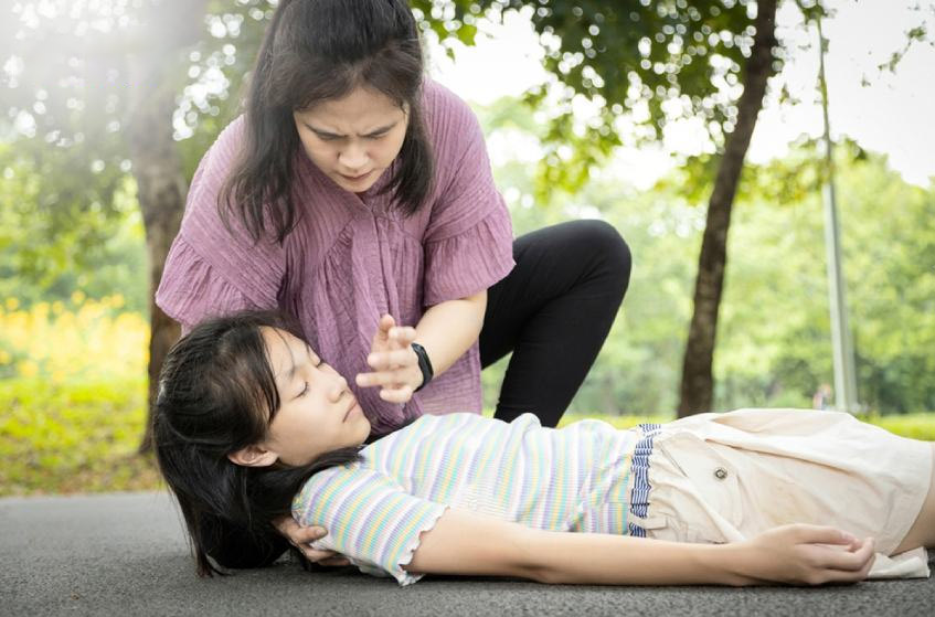 Ấn huyệt Nhân Trung có tác dụng gì? Cấp cứu chữa ngất, bất tỉnh