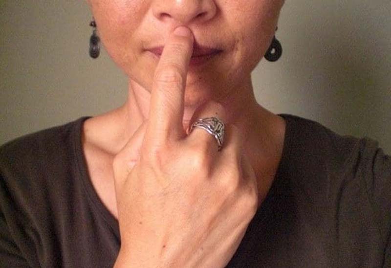 Day ấn huyệt Nhân Trung để thư giãn, giảm căng thẳng, stress