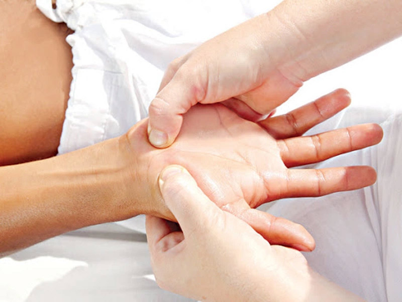 Bấm huyệt chữa bí tiểu