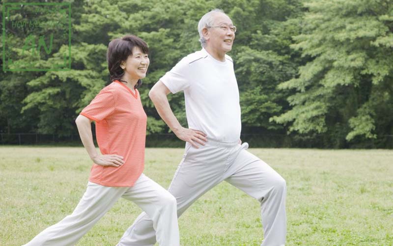 Vận động đúng cách kết hợp các hoạt động thể chất chính là phương pháp trị đau lưng người già tốt nhất
