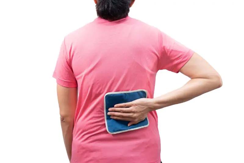 Chườm nóng hoặc lạnh có thể giúp giảm nhẹ cơn đau lưng đáng kể