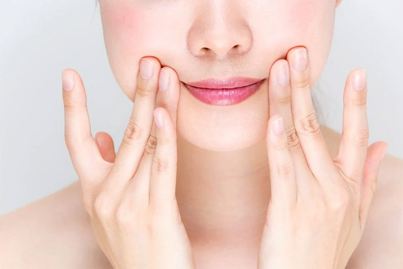 Bấm huyệt kết hợp massage vùng má để tăng hiệu quả