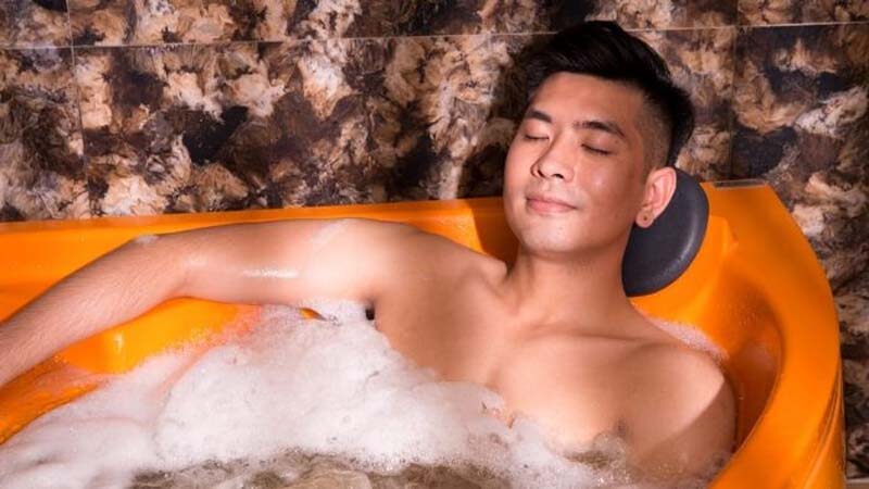 Ngâm nước ấm là cách trị đau cơ nhanh chóng