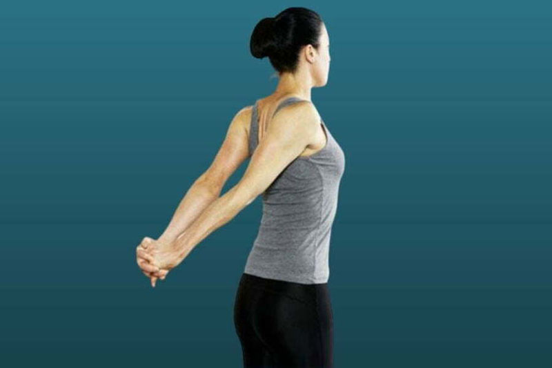 Hai tay đan ra sau lưng, tử từ nâng lên cao