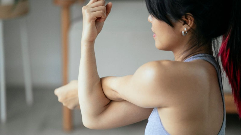 Thao tác kéo duỗi cổ tay