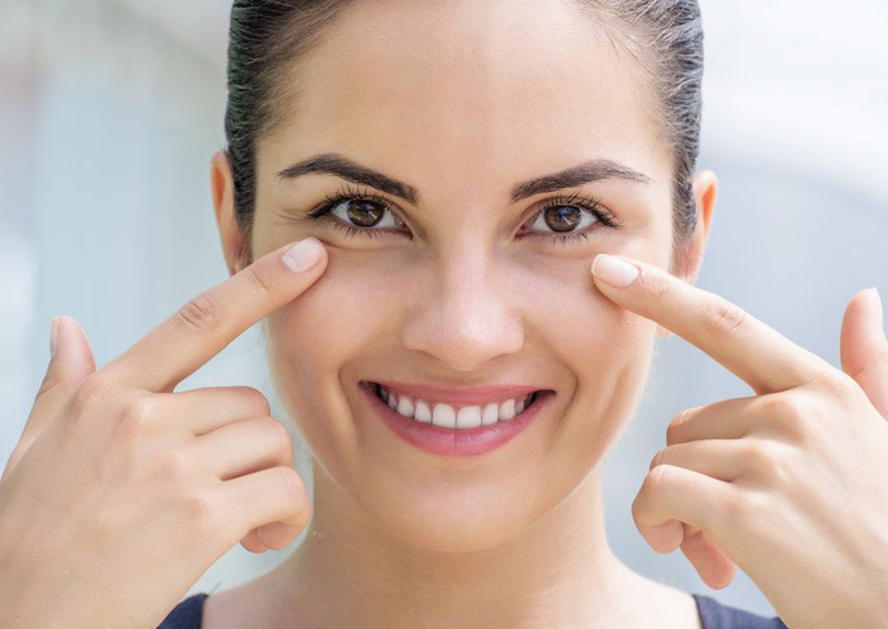 Massage mắt giảm nếp nhăn truyền thống