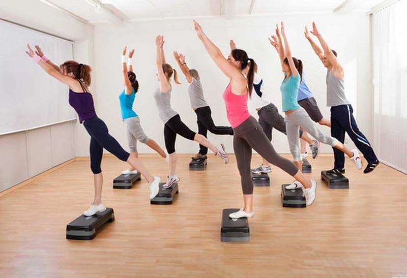 Tập thể thể dục nhịp điệu hay còn gọi là aerobic