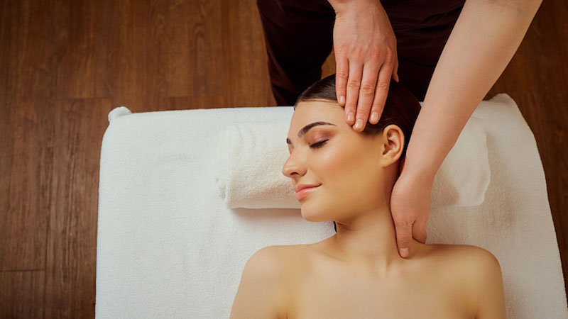 Bấm huyệt Não Hộ giúp người bệnh thư giãn