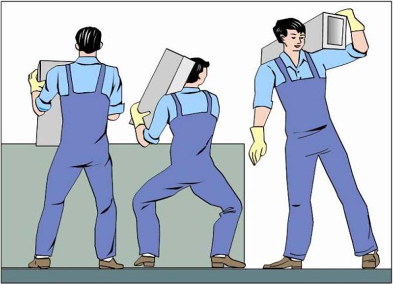 Mang vác vật nặng gây áp lực lớn lên cơ vai, gây quá tải và căng cứng