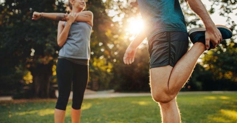 Không khởi động và giãn cơ đúng cách khi tập luyện gây bó cơ vai