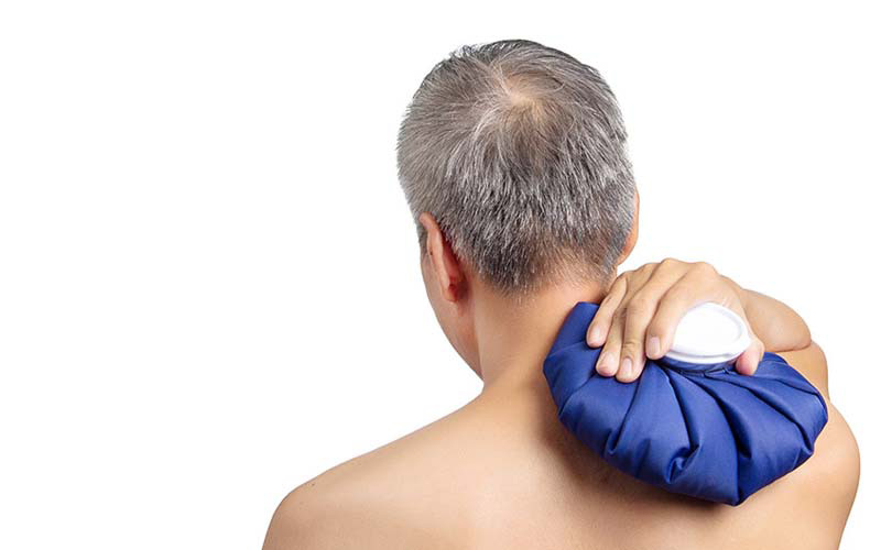 Chườm nóng/lạnh giúp giảm nhanh cơn đau bả vai do căng cứng
