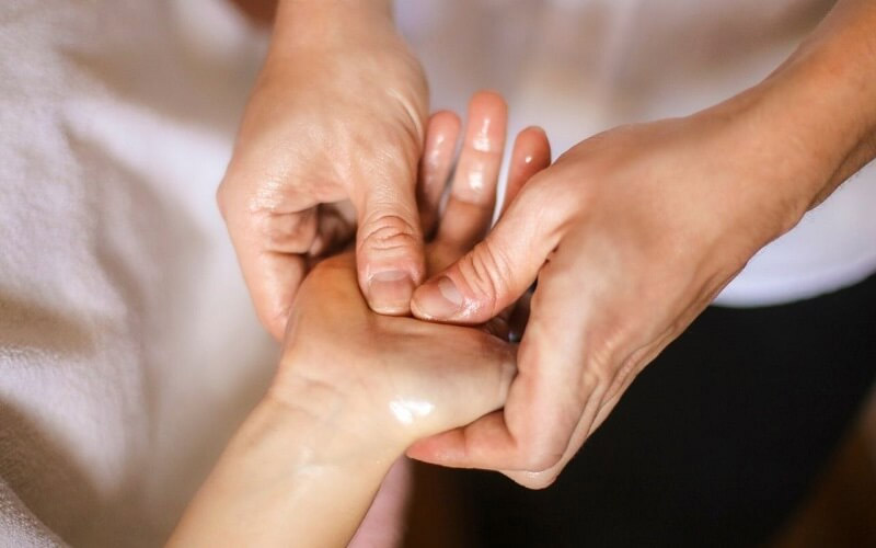 Bấm huyệt giúp giảm tê tay hiệu quả