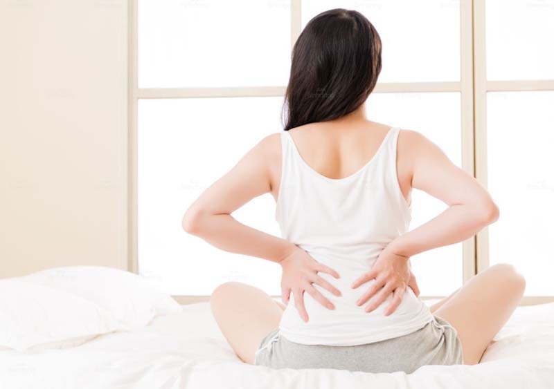 Đau lưng khi đến tháng do sinh lý thường là các cơn đau âm ỉ