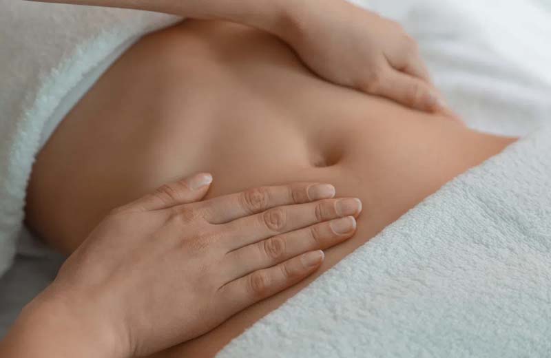 Massage bụng dưới với các thao tác nhẹ nhàng