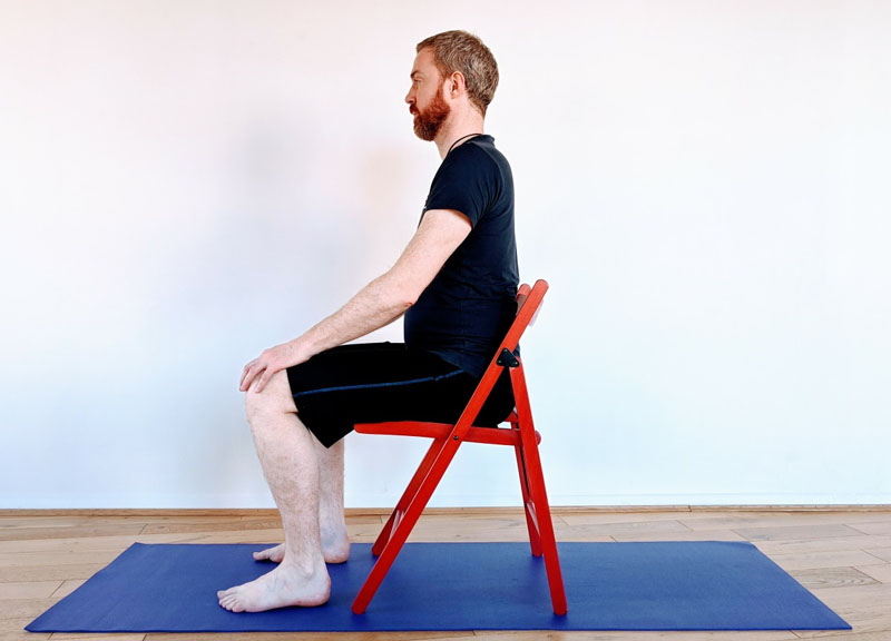 Tư thế sẵn sàng của bài tập Seated Cat Stretc