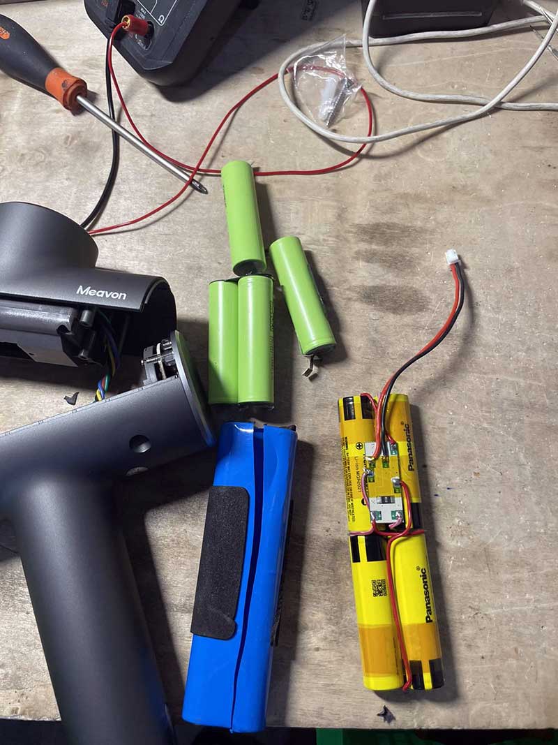 Cách thay pin cho máy massage mini