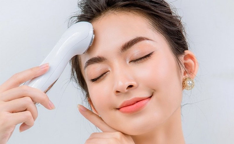 Làm sạch, nâng cơ mặt - Các tác dụng máy massage mặt