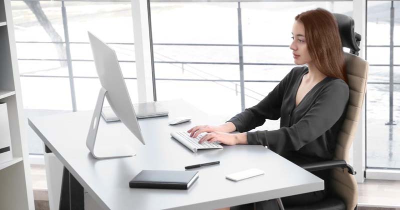 Thay đổi tư thế thường xuyên trong ngày để giảm áp lực lên vùng lưng