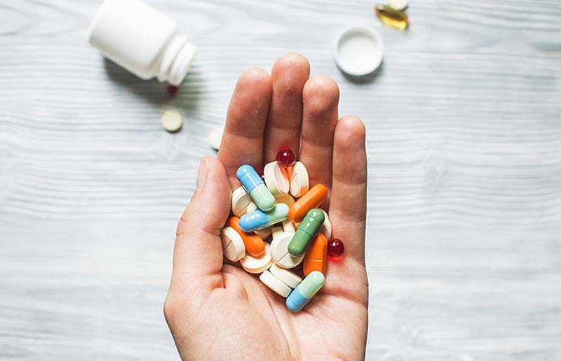 Sử dụng thuốc theo kê đơn của bác sĩ để điều trị tình trạng ngủ dậy bị đau lưng