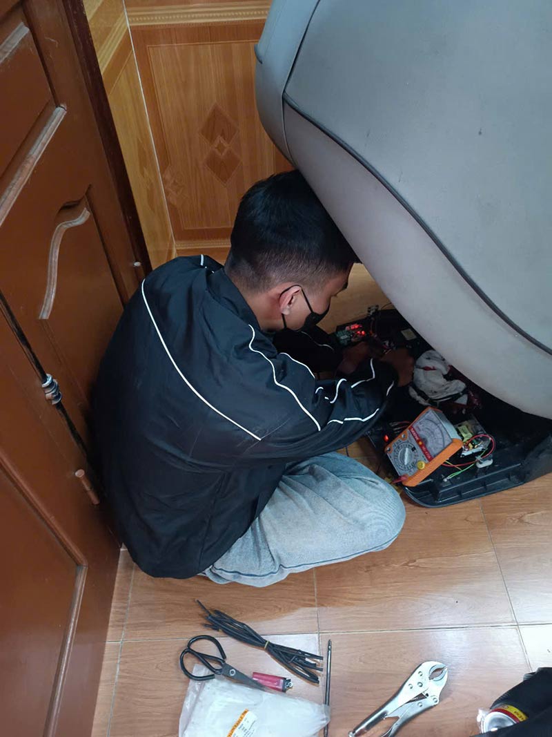 Sửa chữa ghế massage cho khách hàng tại Hà Nội